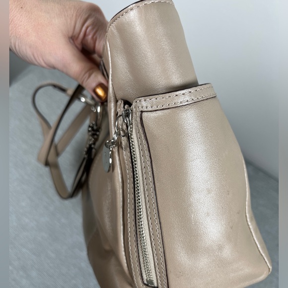 COACH Gallery Top zip Tote in metallic light tan leather - Picture 4 of 11